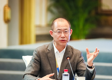 #中芯国际高管称当季收入中国区增长最大# 【中芯国际联合CEO：中国互联网公司硬