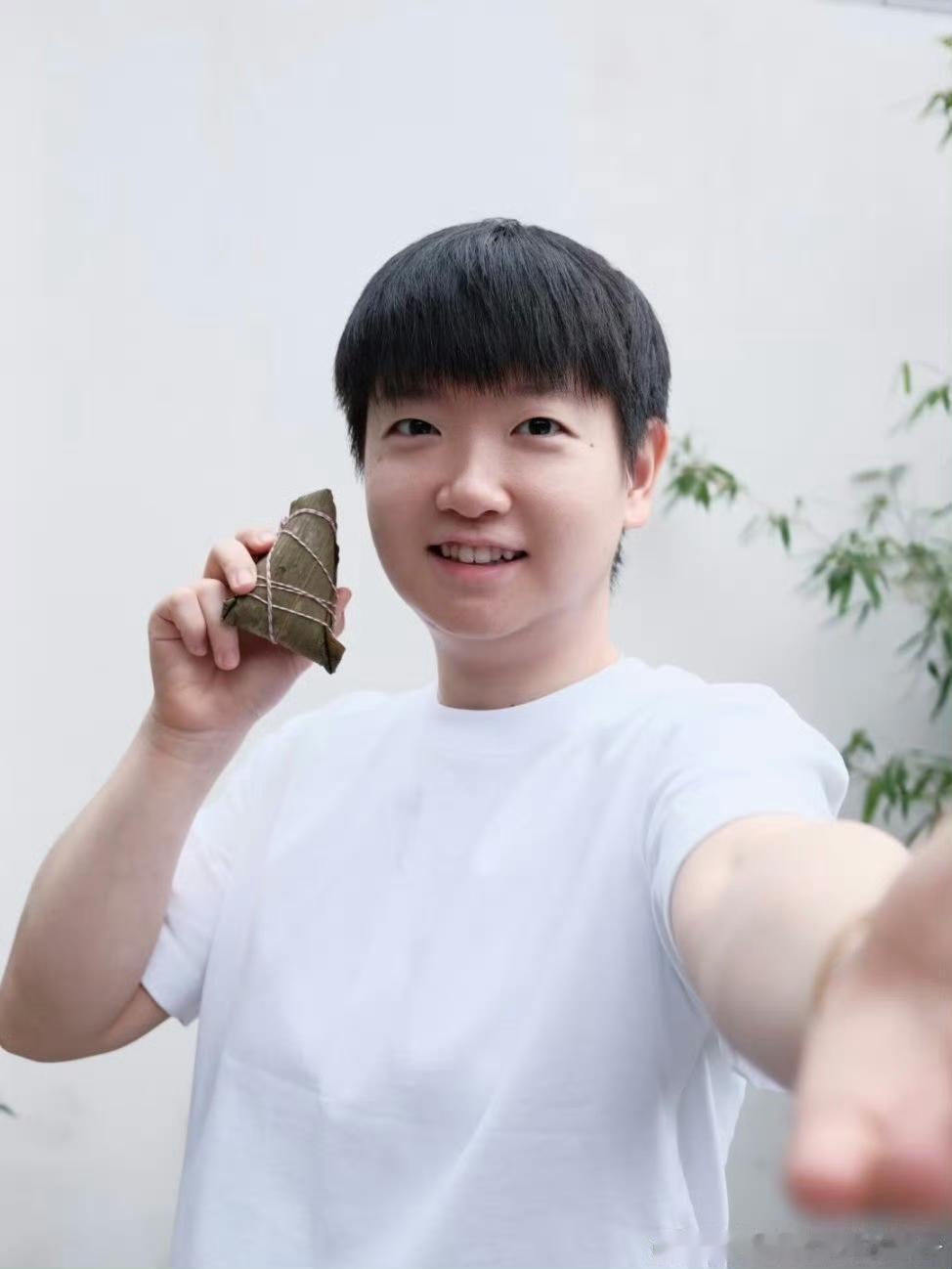6月19日孙颖莎拿着粽子给网友送祝福，粽叶飘香，祝大家端午安康，好运接“粽”而来