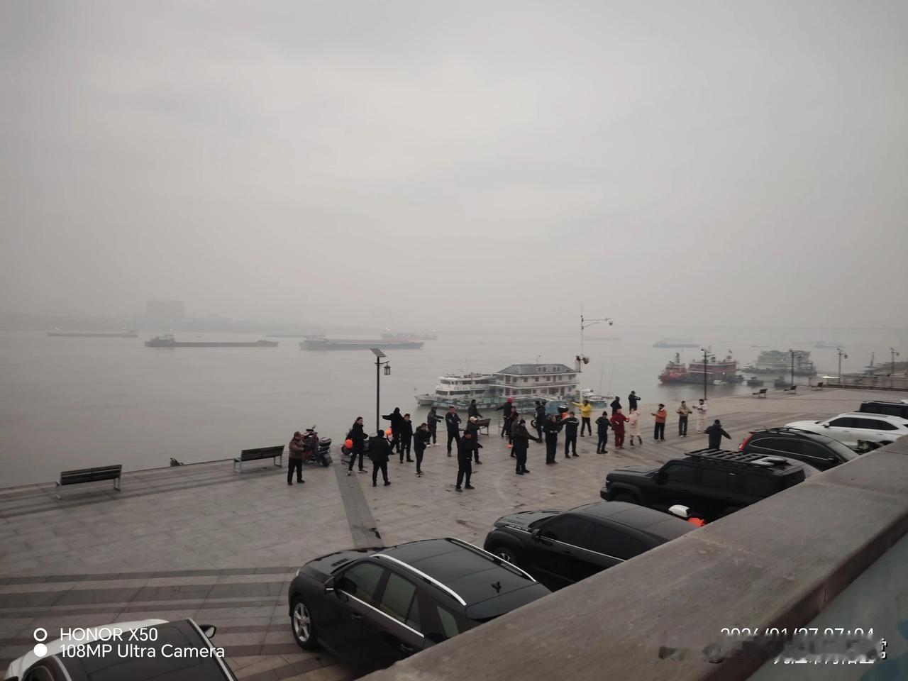 1月27日长江岸边晨练“上头条聊CBA”