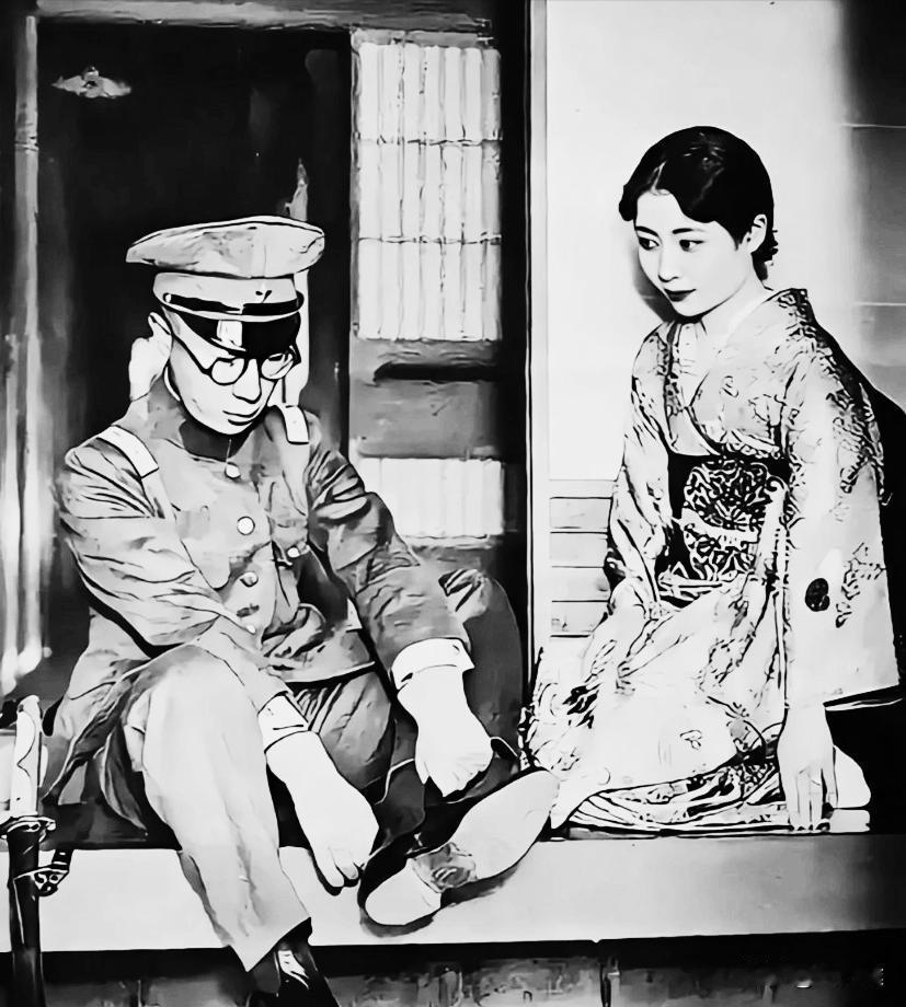 末代皇帝溥仪的弟弟溥杰与妻子嵯峨浩的一张照片，此时溥杰正在穿皮鞋

溥杰弯着腰，