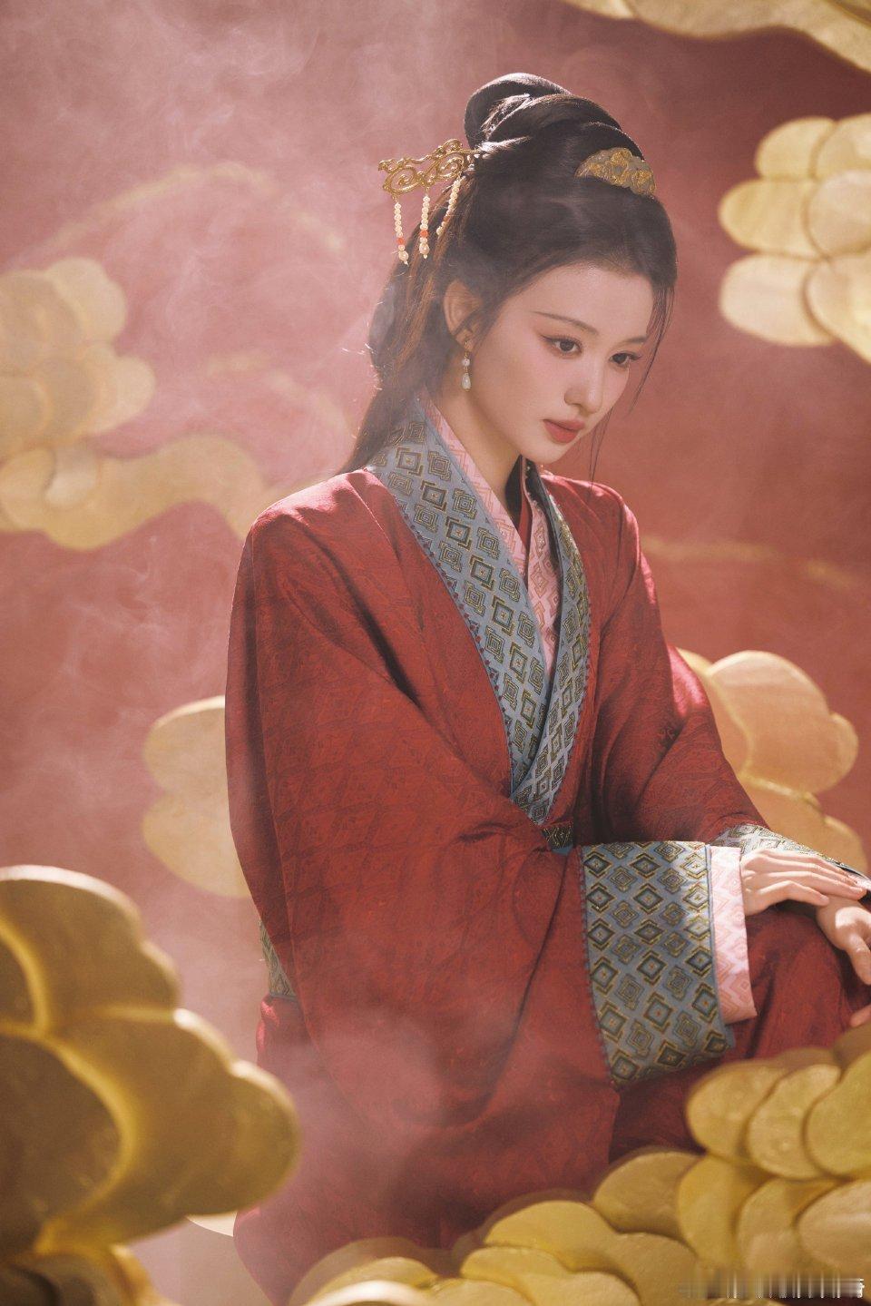 王楚然妆造神来的……第一次发现她这么美  