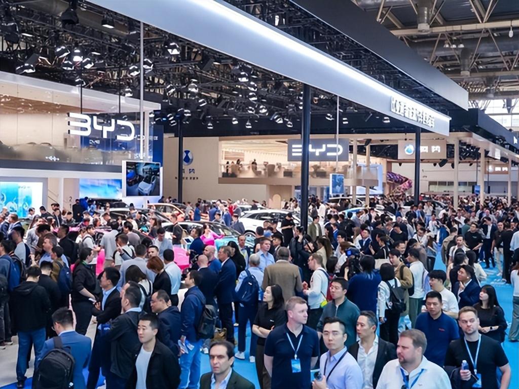 硬核技术赢得世界瞩目！国外友人争相打卡比亚迪E3馆


2026 北京国际车展上