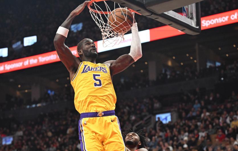 湖人116-114险胜太阳。赛后，湖人中锋艾顿接受媒体采访。谈及本场面对老东家的