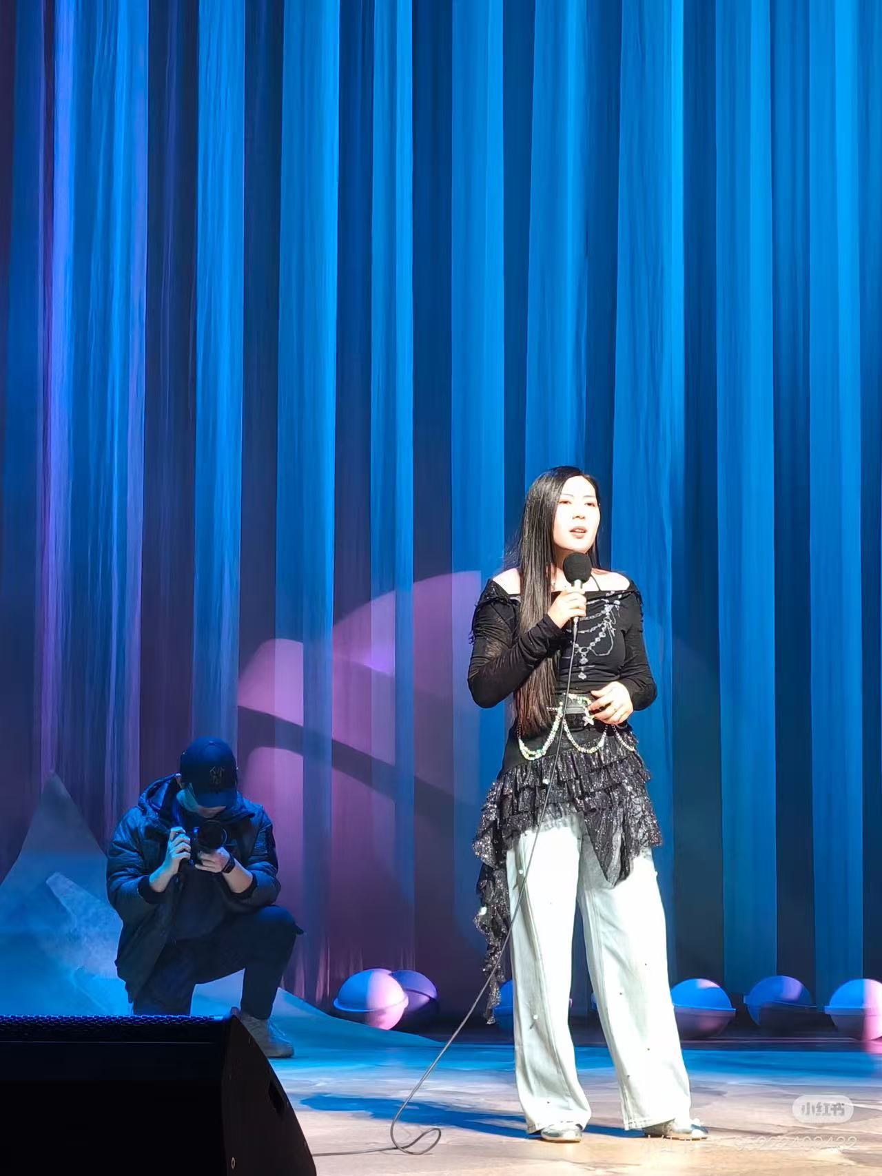 唐香玉跳舞从有口音到有嚼劲 山东口音加上“晕碳”梗，确实让人笑到肚子疼。被网友调