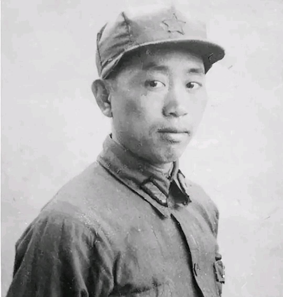 1942 年，在苏联学习的刘亚楼听战友带回消息：延安方面曾误传他牺牲，妻子贠凌漪