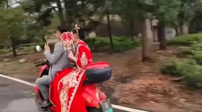 婚车被拦，新郎新娘竟直接骑电动车溜了？这段拍摄于10月19日的接亲视频，一夜之间