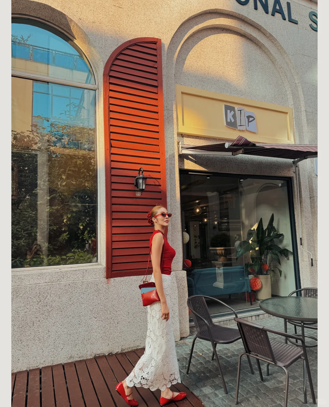 红色上衣和白色半裙的搭配，怎么穿都高级！