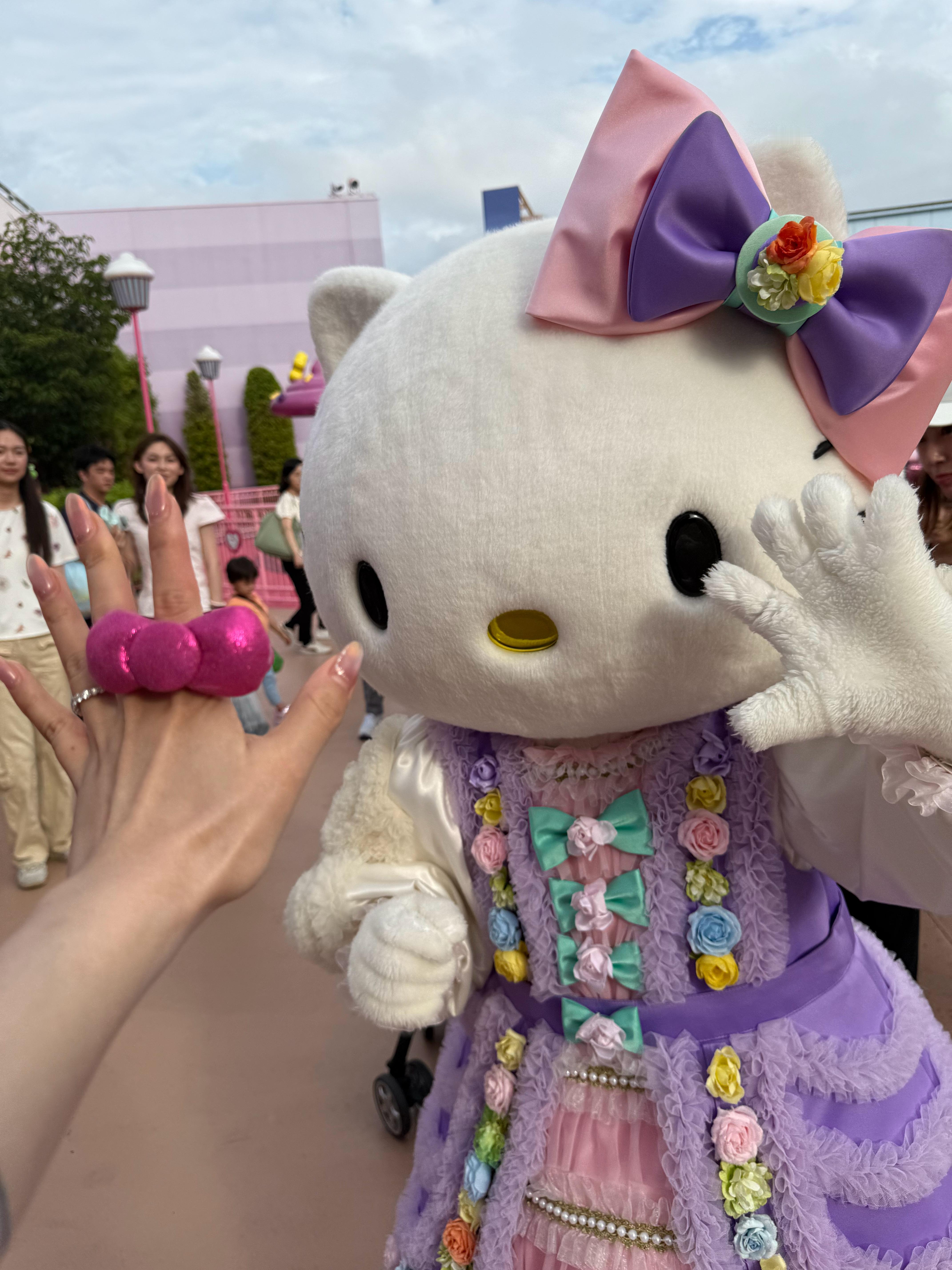 今天是被Kitty选中的人！！谢谢环球影城的快乐😊🎀🎀  ​​​