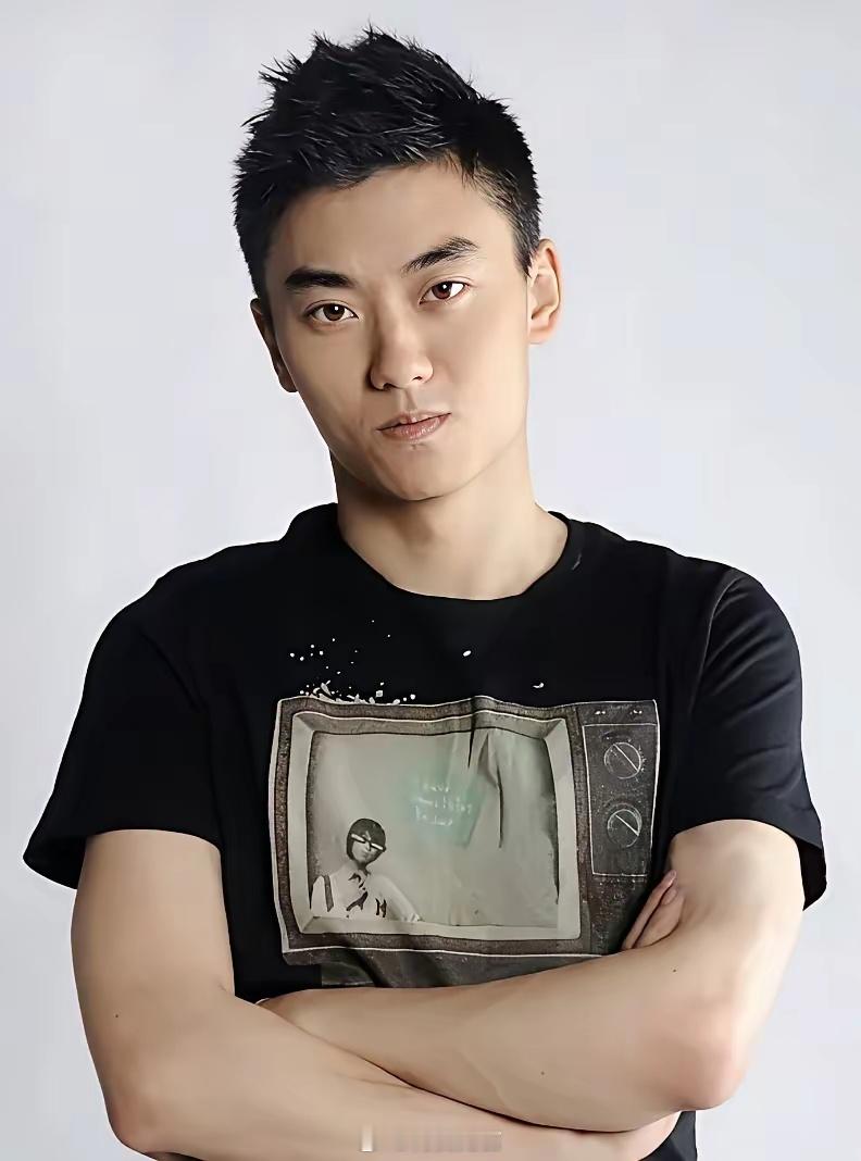 看到很多人说陈宝国的儿子陈奕丞一脸凶相，不如爸爸帅气。可翻出陈宝国年轻时的照片一