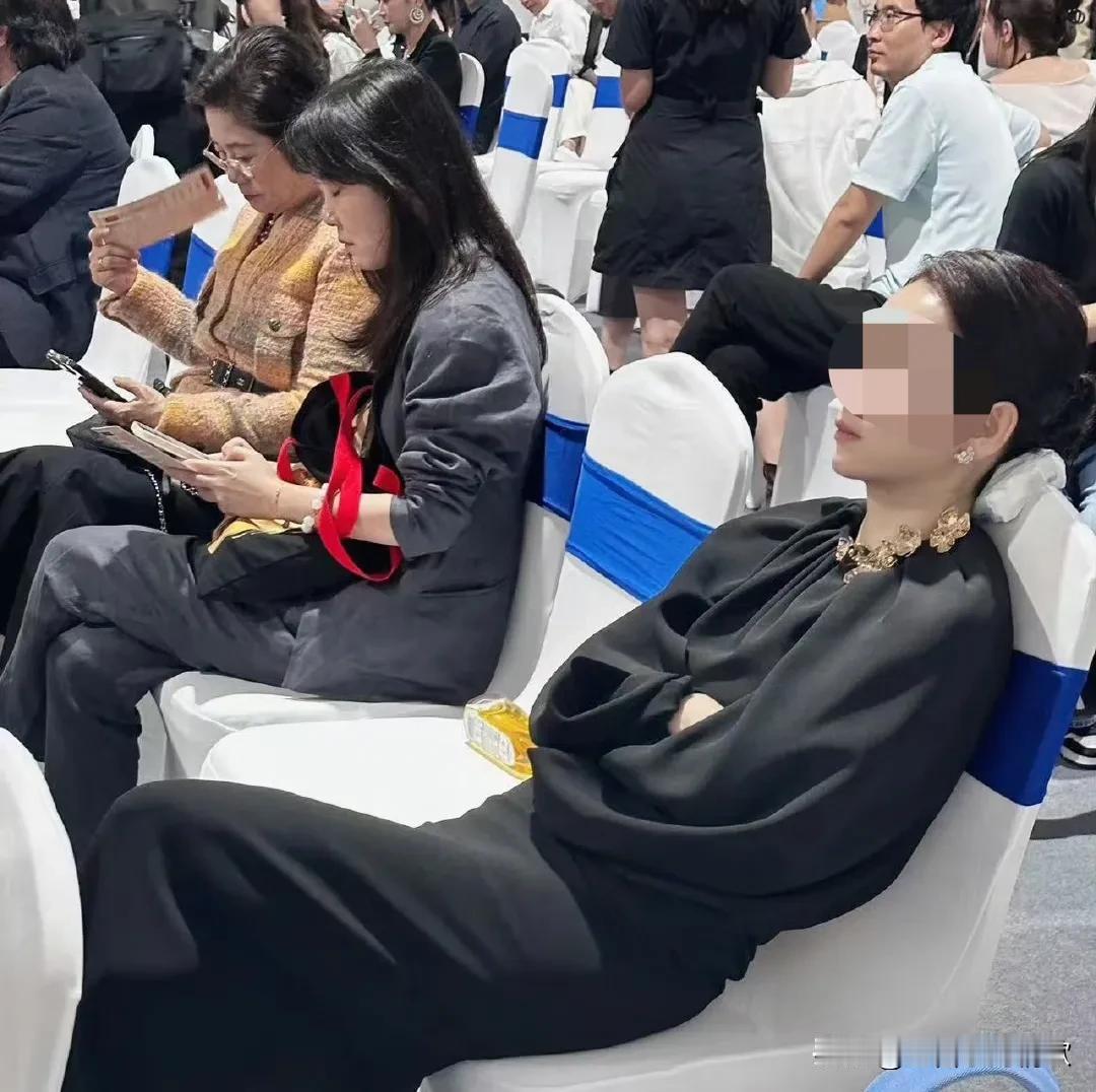 挺好的，秦海璐2023年华表奖后台睡着了，如今又在金鸡奖后台睡着了，这说明松弛感