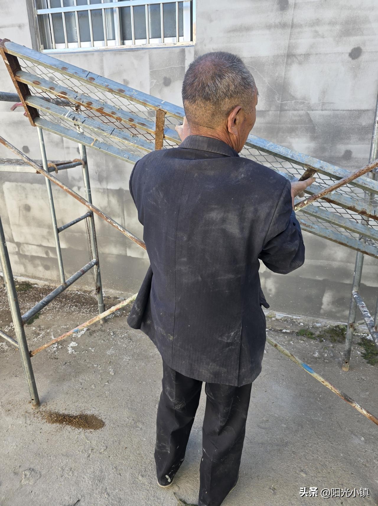 三哥穿上我的工装，比我帅多了……

前几年送给三哥几套西装，那是我的工装。今天见