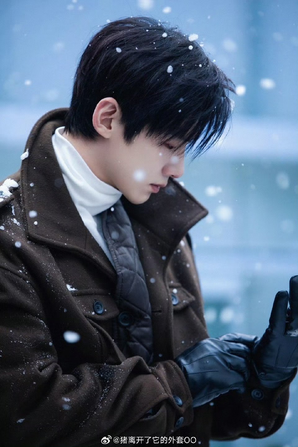 白敬亭冬日男友look白敬亭雪景大片 哇小白依旧帅气！白敬亭