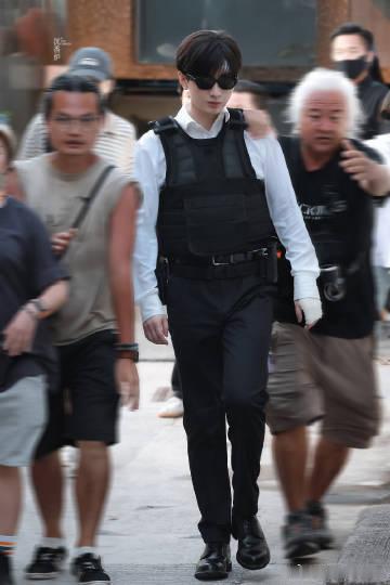 成毅无边框眼镜熟男感谁能躲过无边框眼镜造型的成毅，通透镜片完整展露优越五官，古装