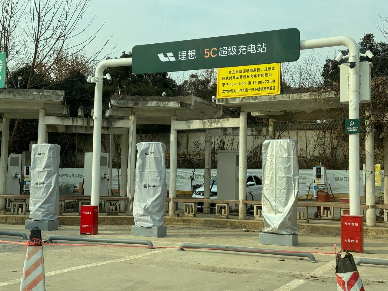 在公司旁边看到了理想 5C 充电桩。

还没开放[单身狗] 桩也都包着，到时候在