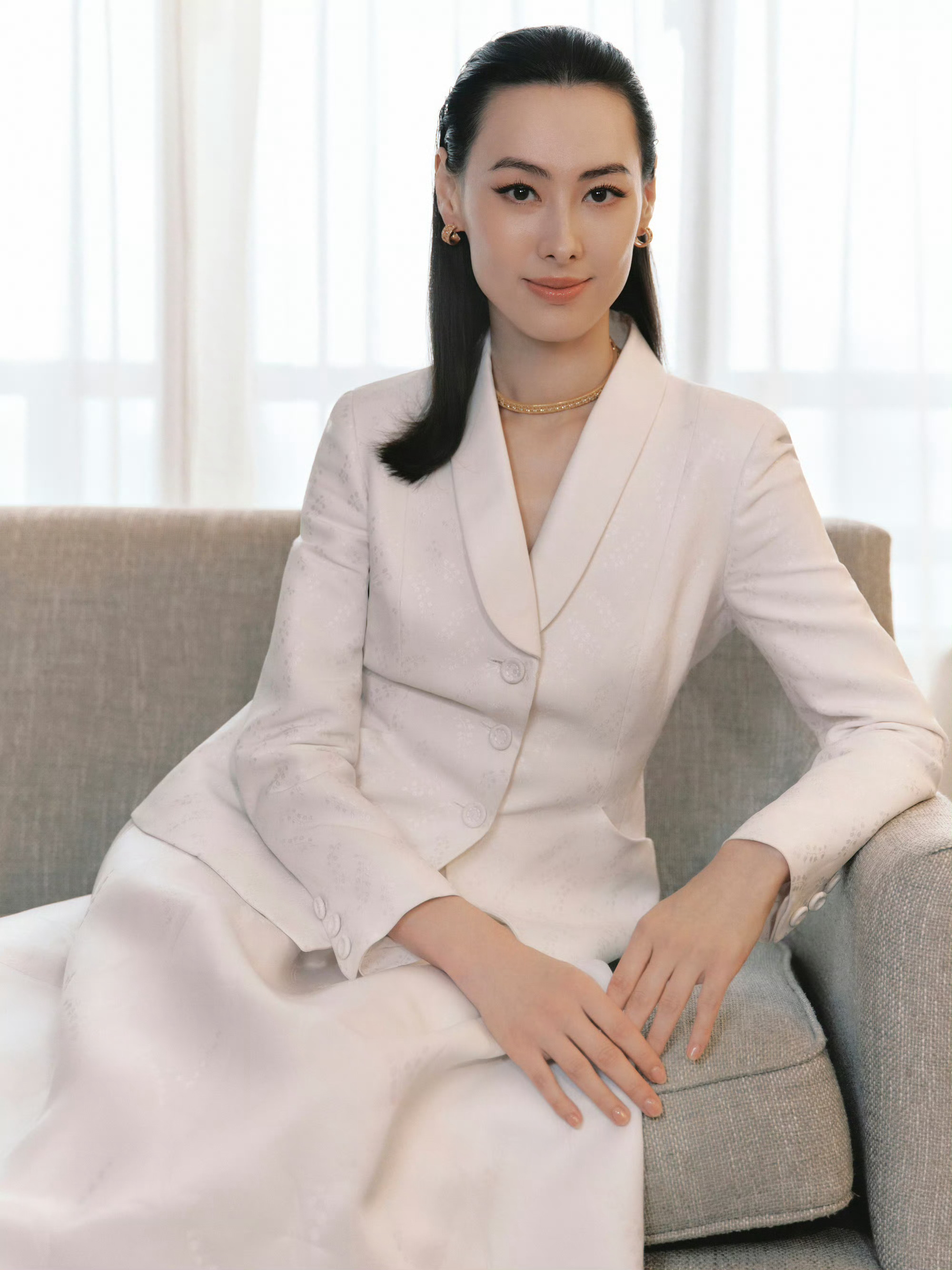 梁洛施佩戴My Dior系列珠宝亮相第28届上海国际电影节闭幕式 