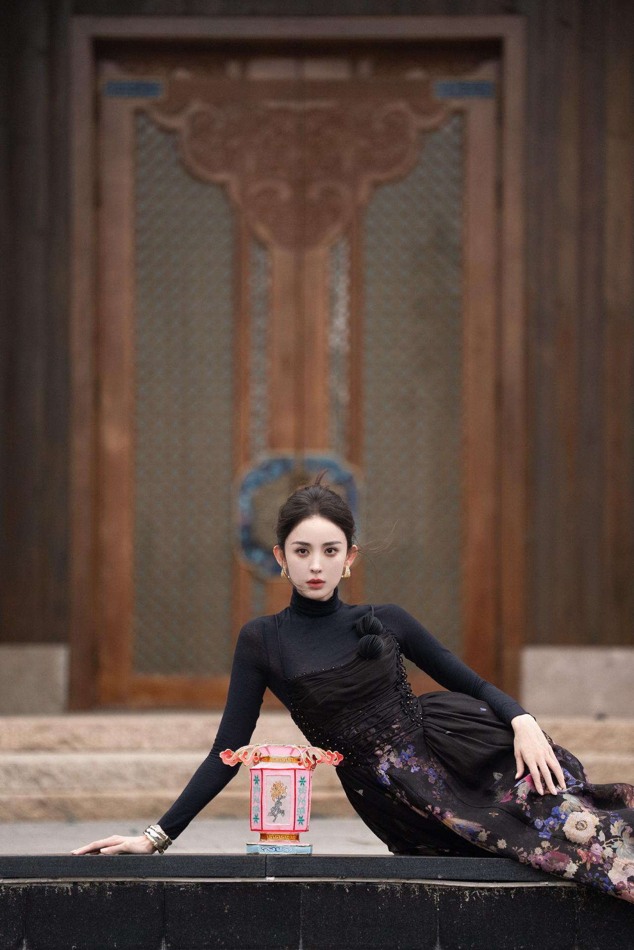 古力娜扎《人民艺术家》封面大片来袭！
东方古韵与现代美感相融，一颦一笑端庄大气，