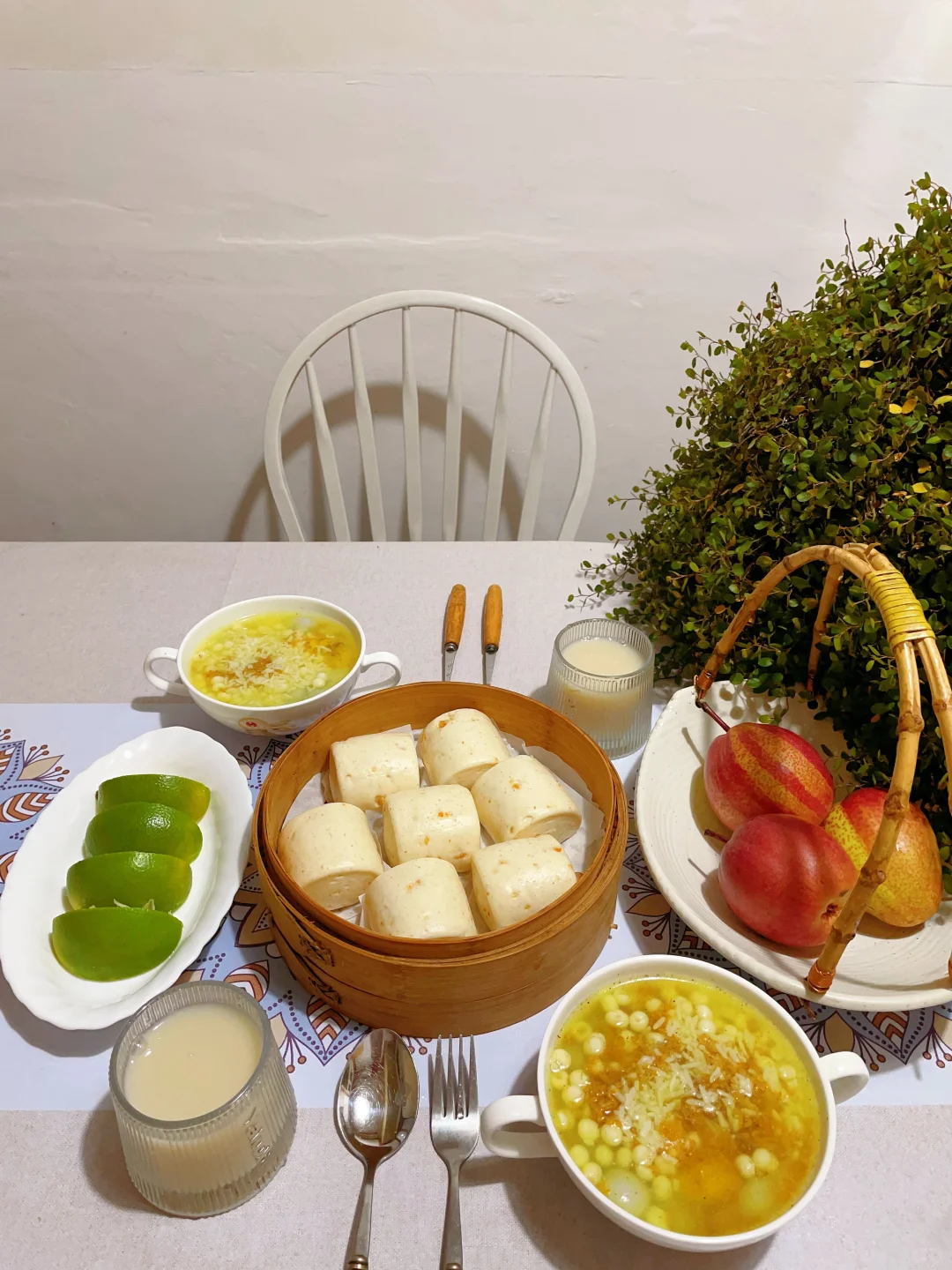周一早餐桂花酒酿小圆子，香橙馒头。新疆梨。