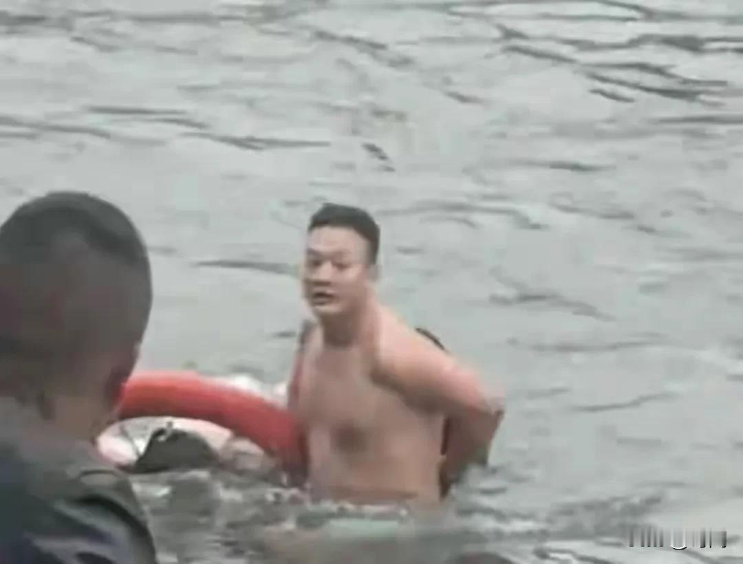 九眼桥女子跳河轻生，退役海军陆战队员勇救两人后立即继续送外卖。事发11月14日下