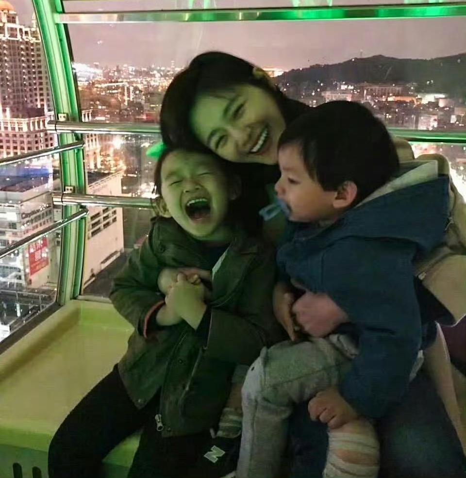 今天母亲节，
看到很多人刷到这张照片动容，
孩子们如此的笑容怕是这辈子都不会再有