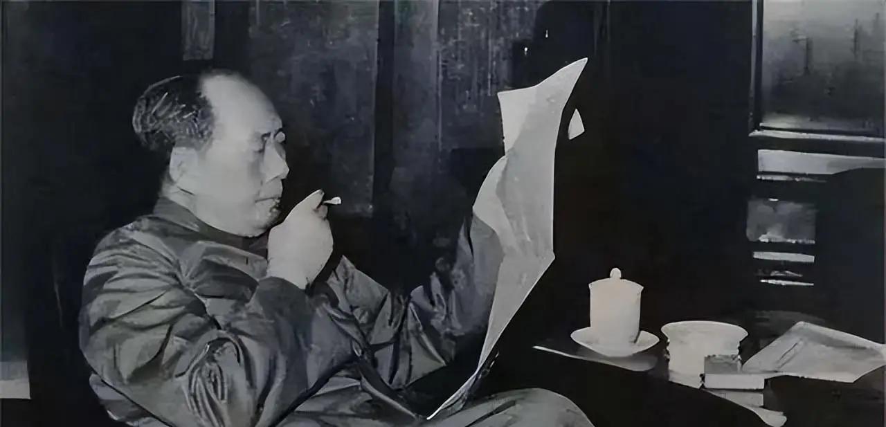 当年毛主席执意要求干部、知识分子下地干农活，放到今天再复盘，才看清这份远见有多戳