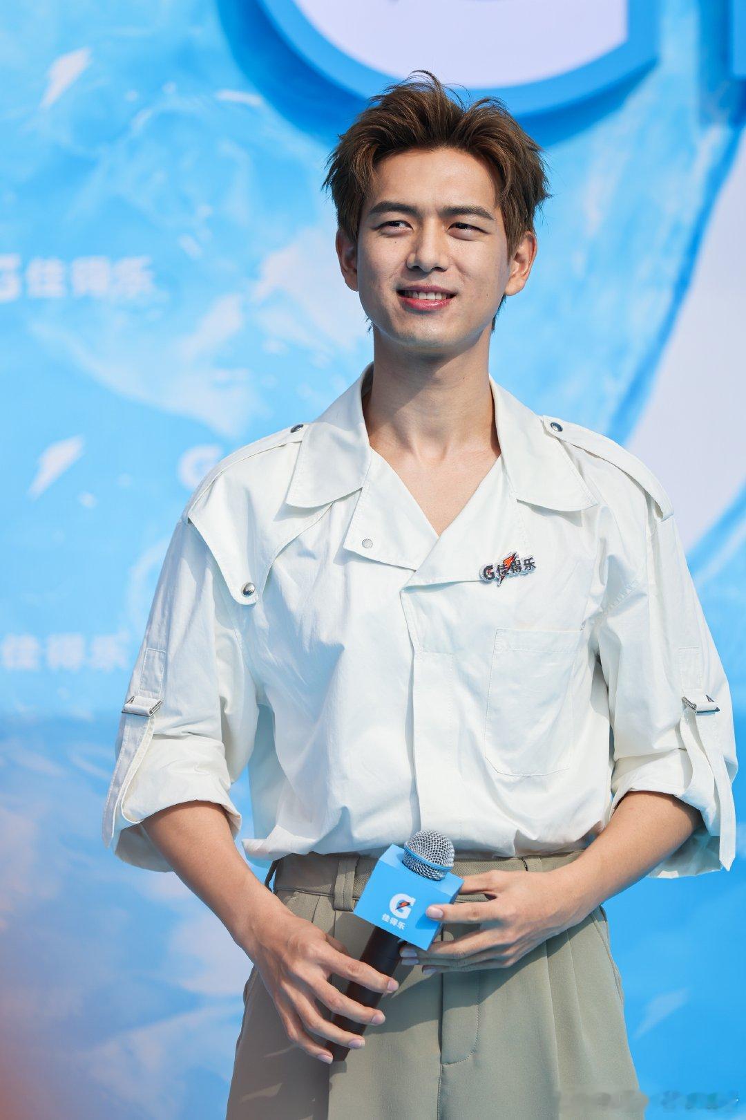 李现周末这样充电  李现的周末有着独特的“充电配方”。广州活动中亲和力满分的他，