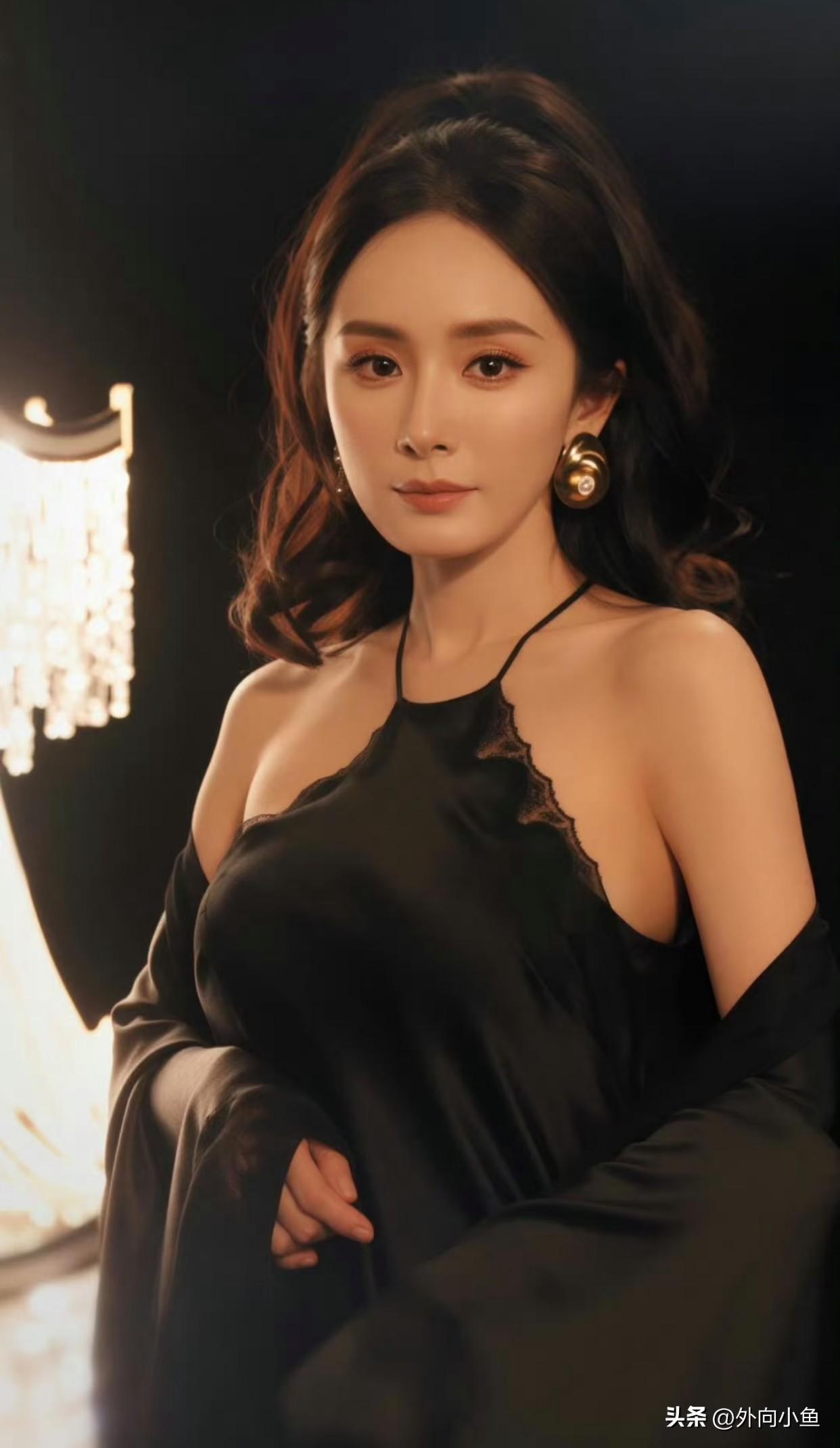 杨幂优雅又自带女人味！

一身黑色挂脖缎面长裙，领口拼接精致蕾丝，搭配同色系宽松