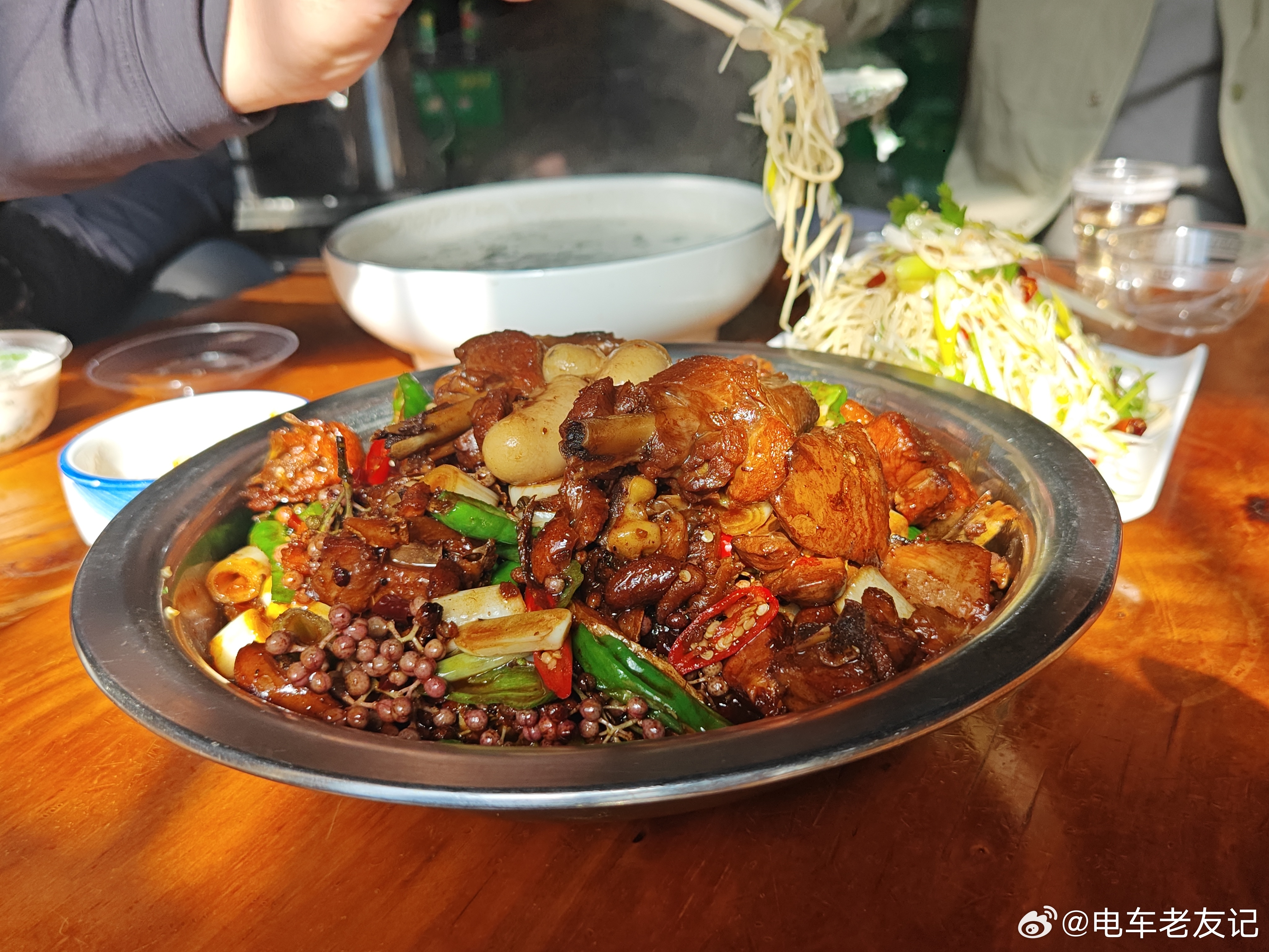 今天又要强势推荐一个宝藏饭店了​这个炒鸡是真的好吃​晚上人很多，中午人很少​所以