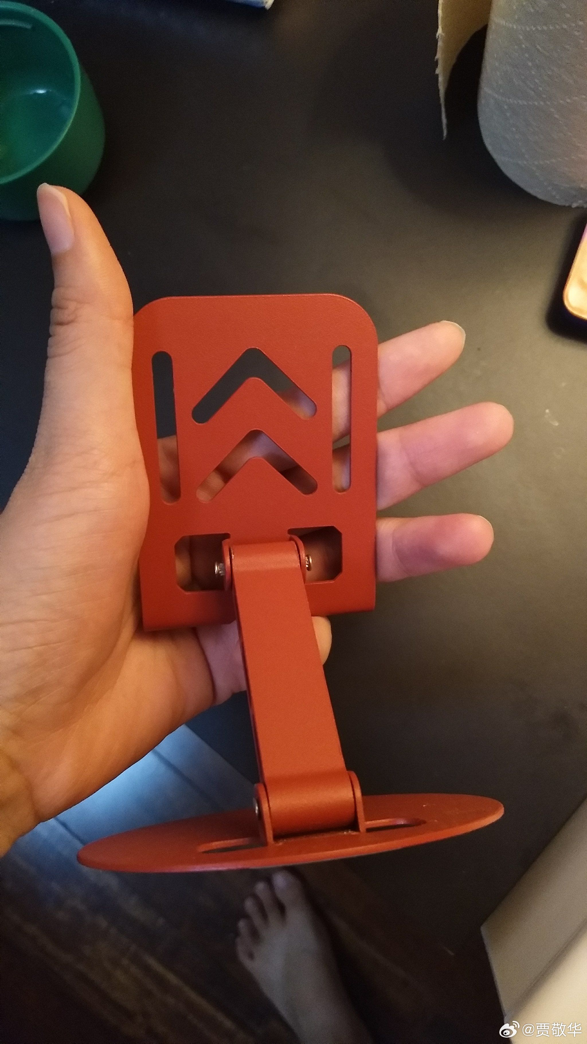 手机支架、自拍杆基本是手机用户的标配，一些餐馆也会配手机支架。可是，平时在家或者