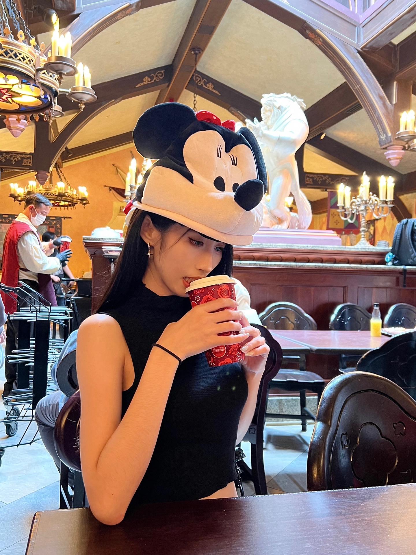在迪士尼做快乐小米妮🐭