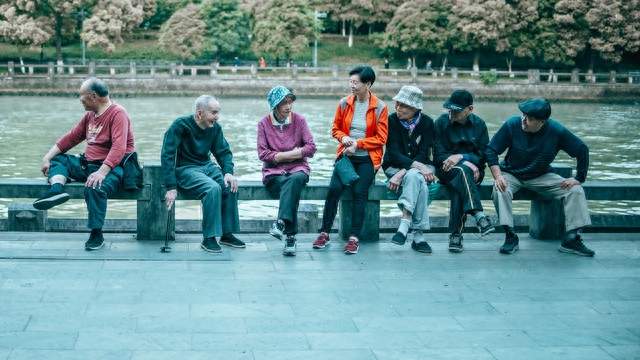 人类第一次，老人比小孩还多
