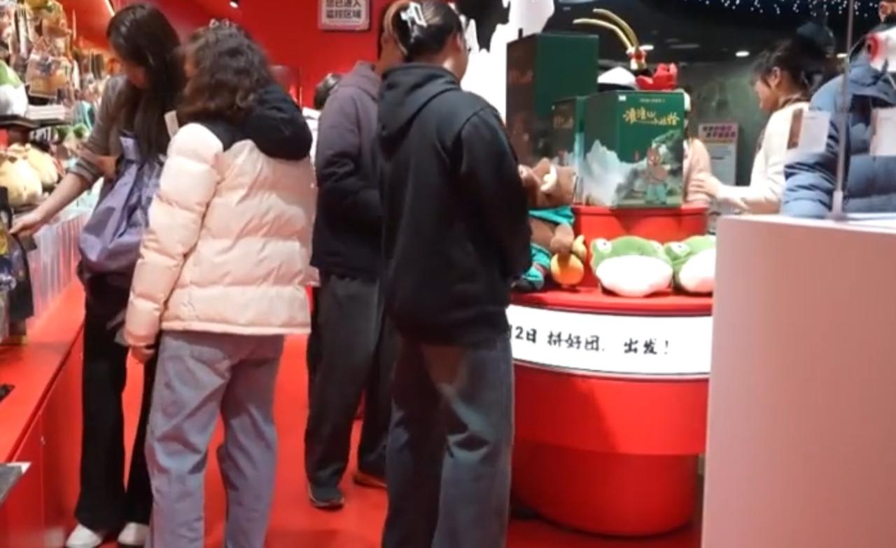 夜幕下，巨型球形建筑流光溢彩，沉浸式艺术展与潮玩市集吸引着年轻人打卡；美术馆里，