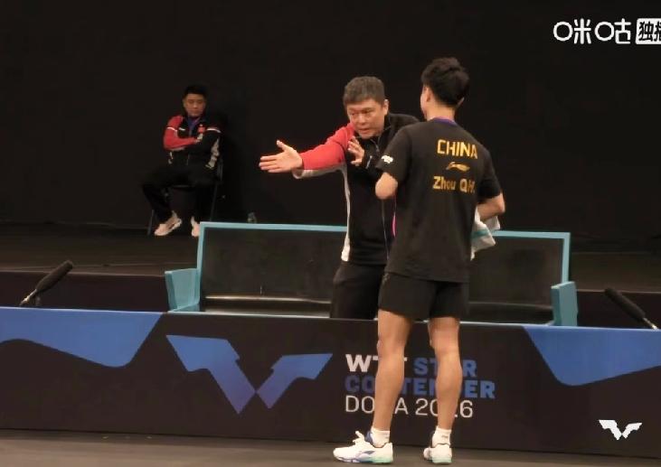 这压迫感，
志强教练场外指导，
王皓坐在不远处直勾勾的看着，
这比赛真是令人瞩目