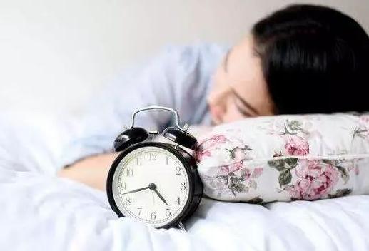 说一个大家常见，必须面对，却又往往会被忽视的问题：睡眠。

睡眠是生活中每个人都