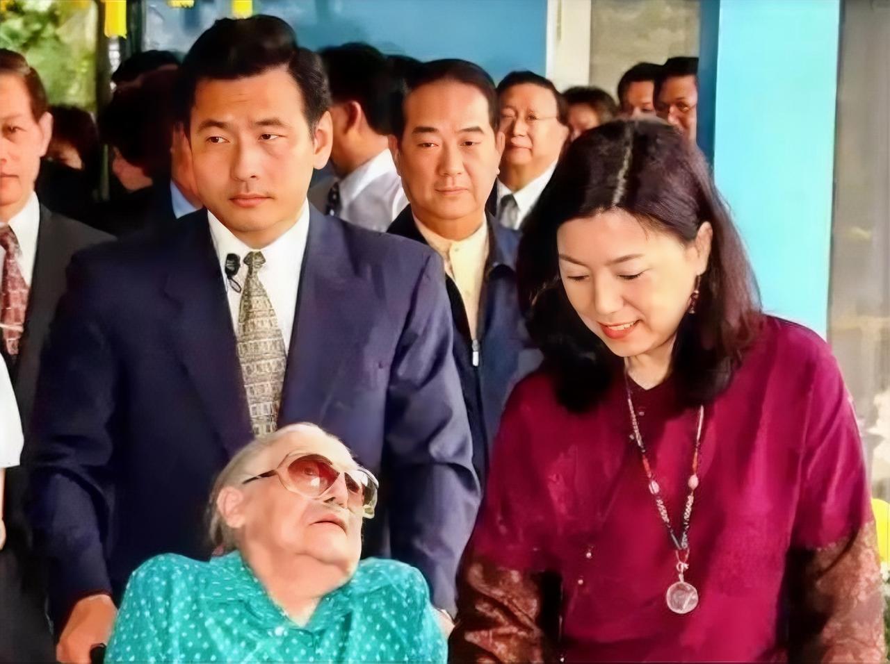 2004年，蒋经国夫人蒋方良的一张晚年留影。此时她已是88岁高龄，常年肺病缠身，