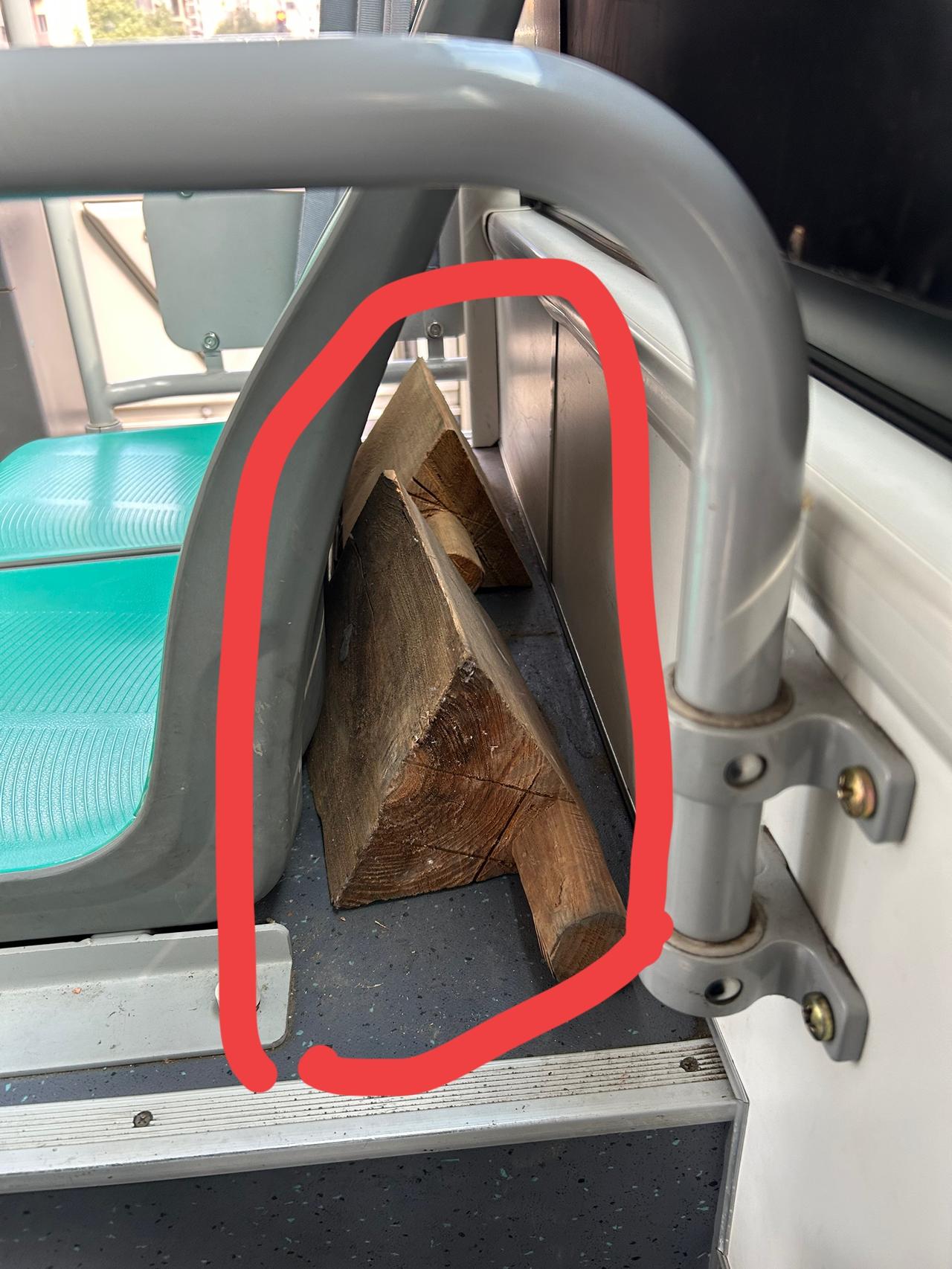 回家乘坐中巴车，车站准时发车，我是车上唯一的乘客。在春运期间竟能享受这般“专车”