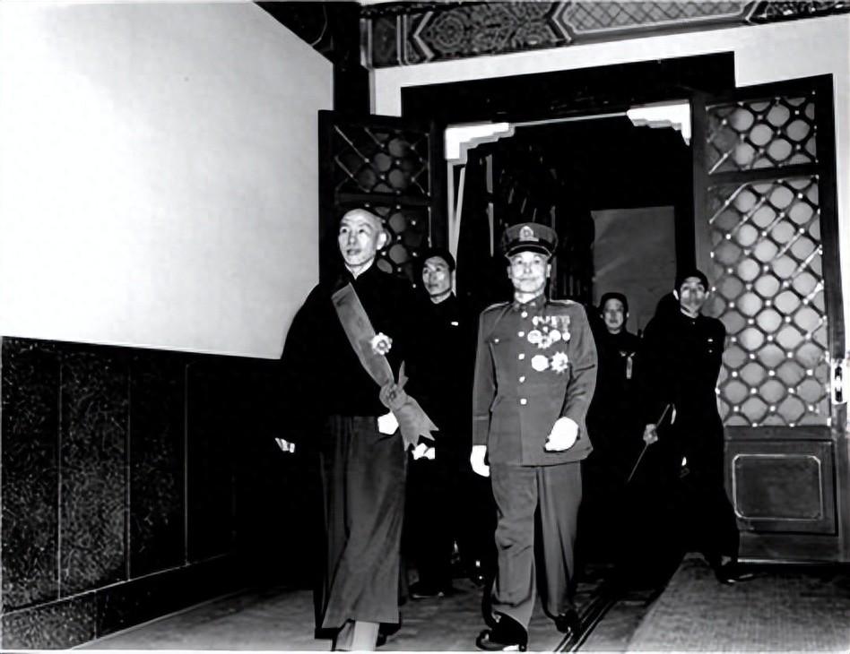 1975年4月5日深夜，台北士林官邸，88岁的蒋介石心电图变成了一条直线。但就在