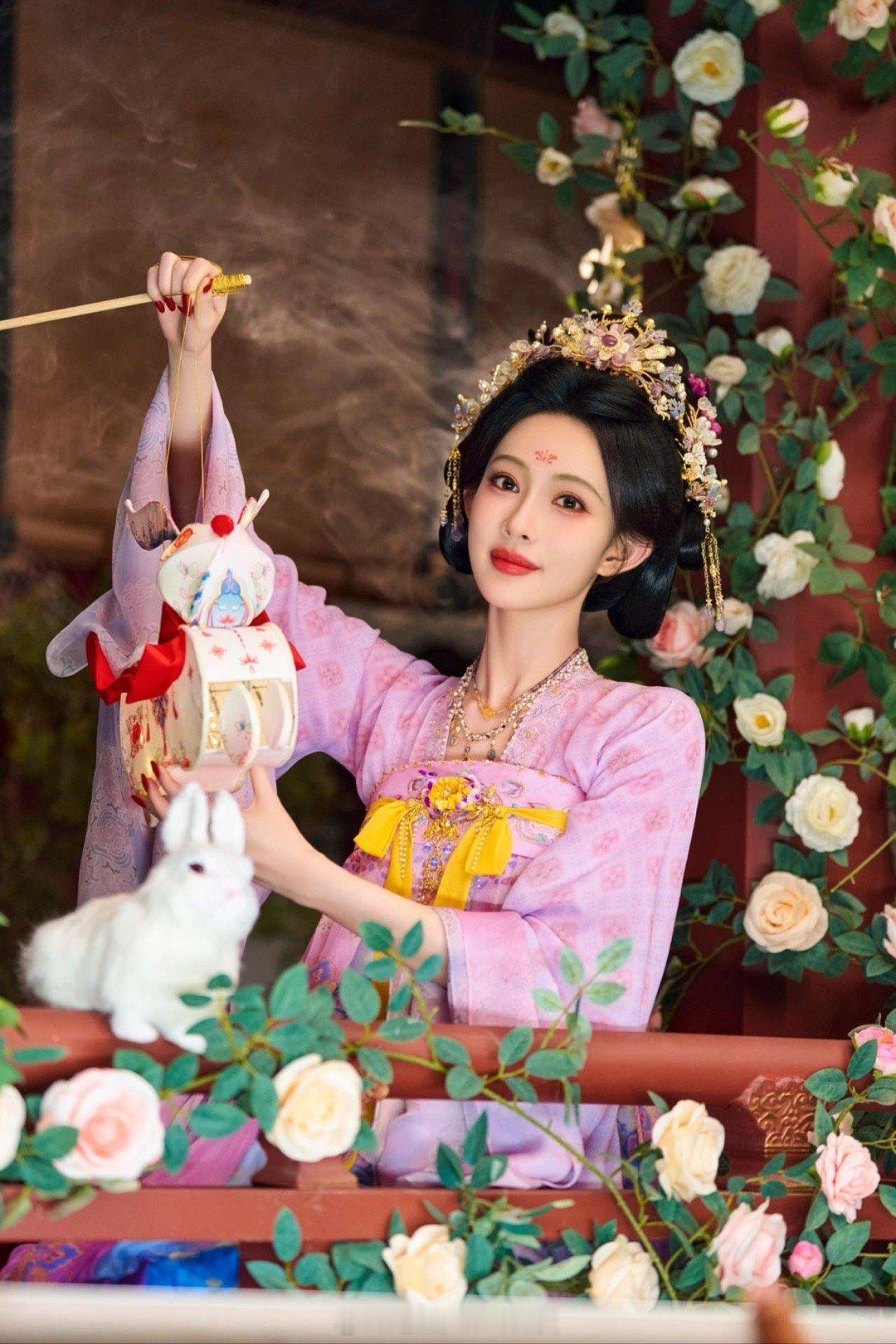孟子义中秋节营业照 中秋营业照太有料！孟子义古风扮相雅致脱俗，金饰细节彰显用心，