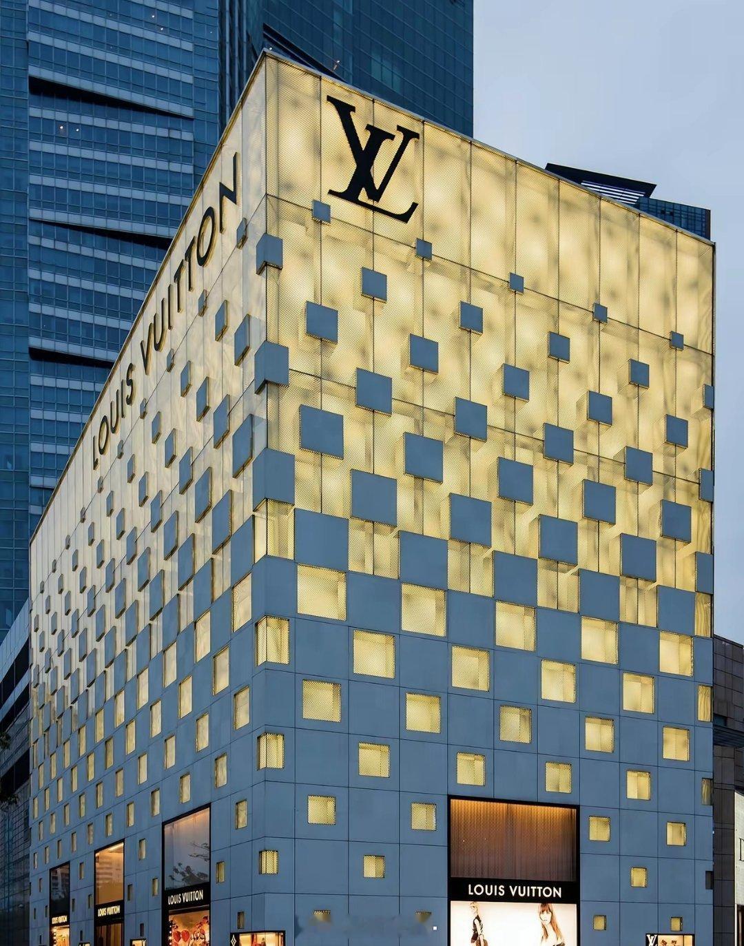 很奇怪，已经闹出这么大的动静，LV官方至今都默不作声，竟然没有任何的声明或回应。