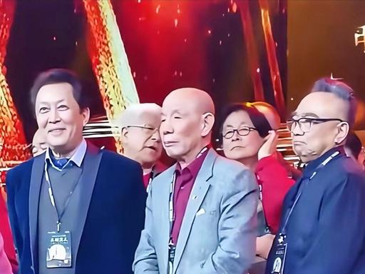 前段时间还刷到魏宗万的视频，是他今年3月份参加94版《三国演义》的团聚，在现场，