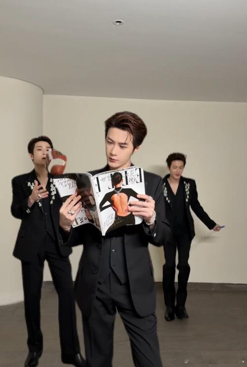 檀健次ELLE背头檀健次水晶吊坠西装look 檀健次ELLE背头，檀健次水晶吊坠