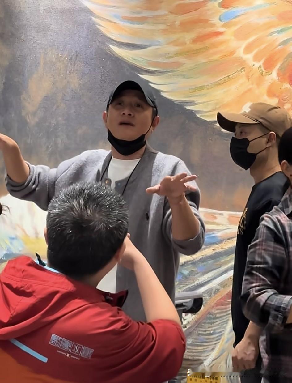 今天下着雨，还有很多人在文章的八号院排队吃饭，下午看着外面的人多，文章说给大家下