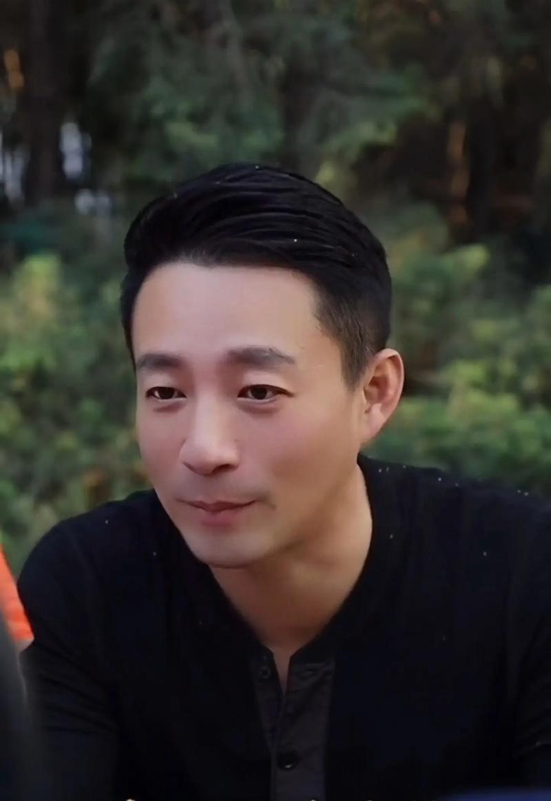 汪小飞和马小梅大婚有一个细节，那就是汪小菲看起来憔悴不堪，就像是被逼结婚。照片中