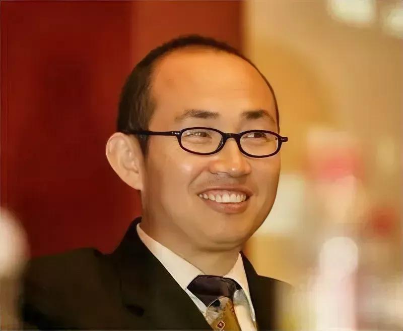 现在没啥人喷潘石屹了，因为跟许家印之流比起来，潘石屹算是大好人了。
同样是经营房