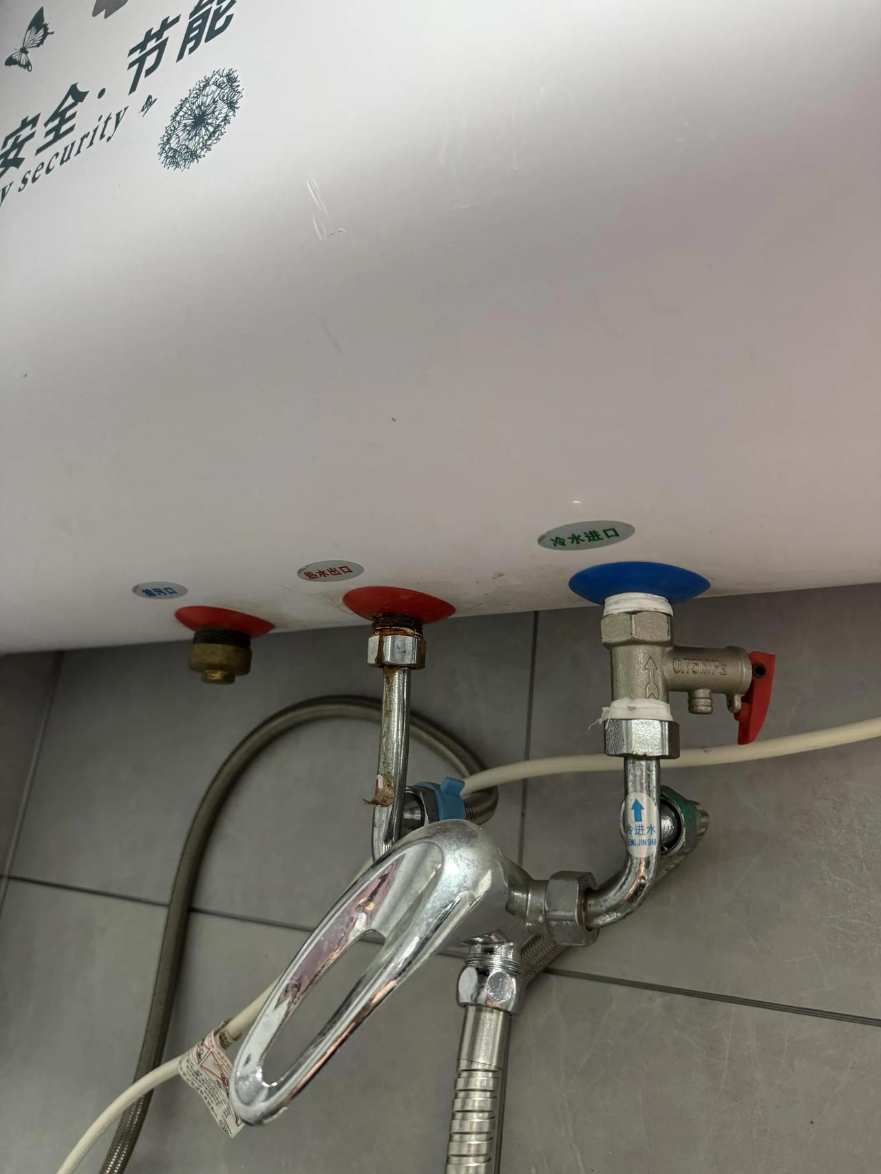 租的房热水特别小 每次洗澡都很冷 冷水很正常 水压也正常 唯独热水很小 换了三个