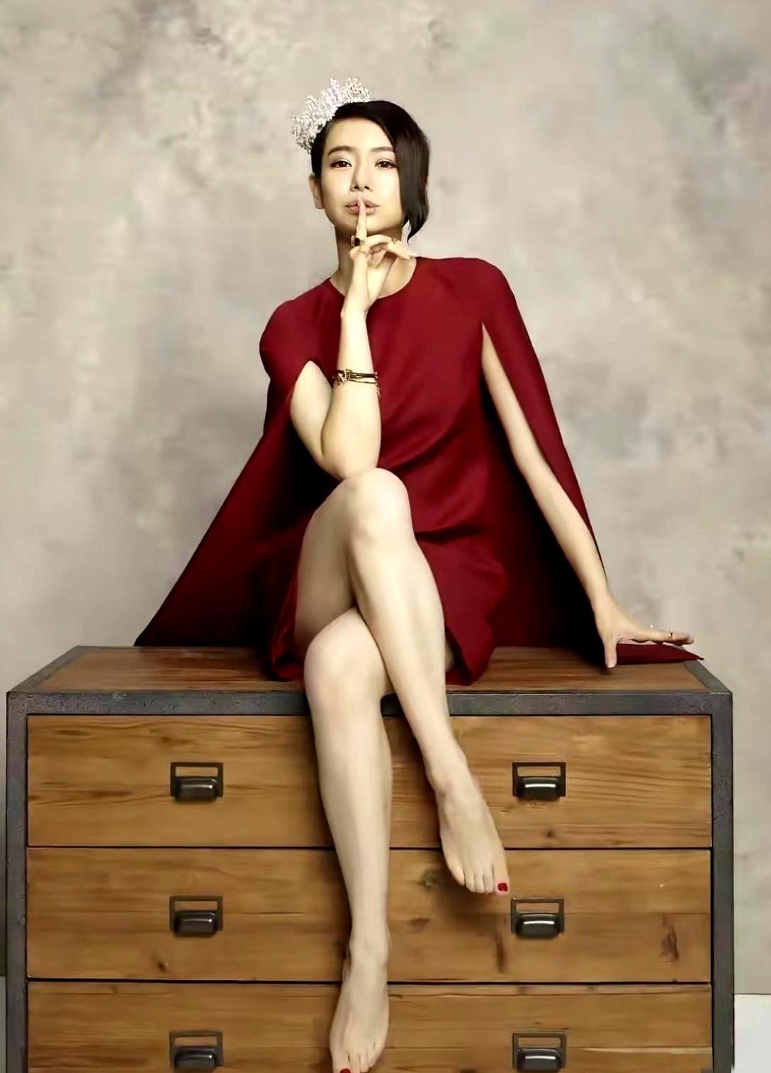 说实话，我一直觉得戚薇挺“敢”的
很多女明星对自己的小瑕疵藏着掖着，生怕被人拿出