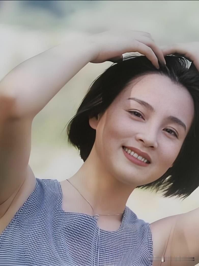 赵明明：眉眼如画，气质出尘，90年代荧屏第一古典美人。一颦一笑皆是风情，惊艳了时