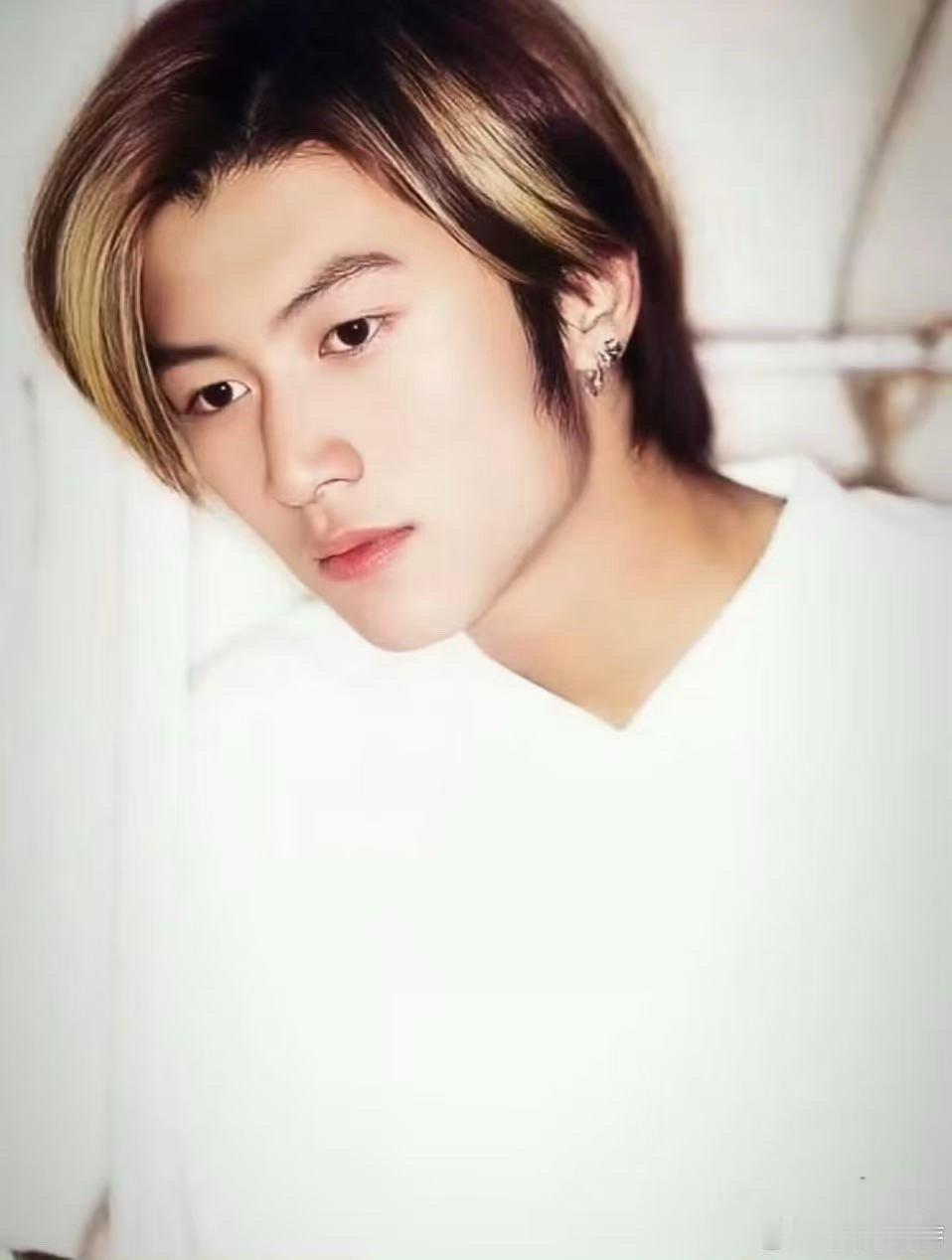 谢霆锋复刻了23年前的自己 23年时光绕个圈，谢霆锋把当年的白金发色与桀骜少年气