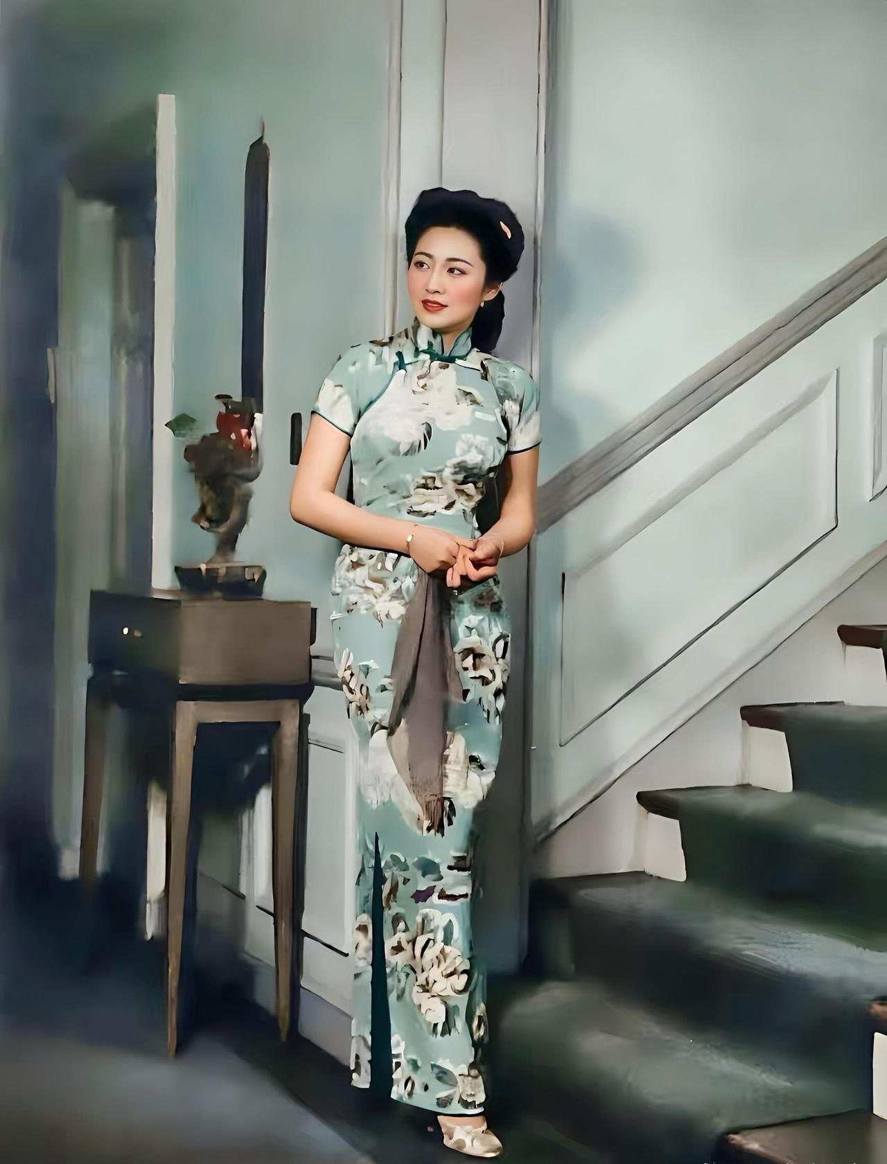 1942年，宋子文夫人张乐怡在纽约别墅内的一张留影，镜头中她身穿精美刺绣旗袍，手