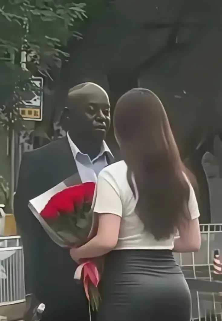 要是在晚上，他不睁眼不说话，还真的找他不着。