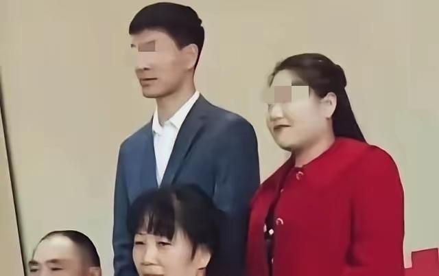 原来竟然是新娘因为酒席桌数和男方吵翻！
现在新郎家把结婚该走的礼数都走了，房子，